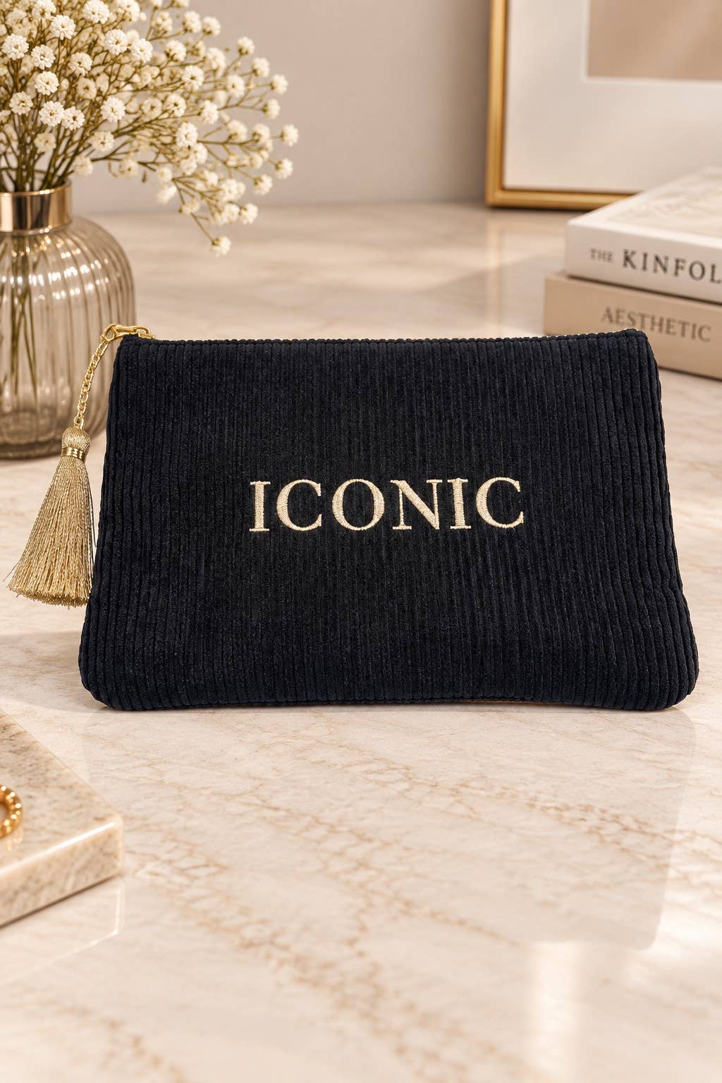 POCHETTE EN VELOURS COTELE A MESSAGE BRODE: ICONIC: 100% polyester / Bordeaux