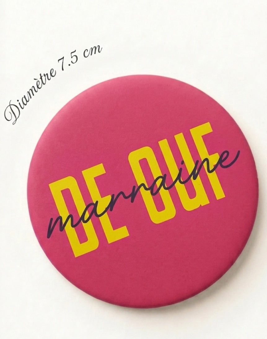 Badge Marraine de ouf – fond fuchsia