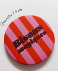 Badge Bisous magiques – rayures rouge et rose